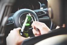 V autě u Budějovic úřadoval alkohol! Opilá byla celá posádka včetně tří nezletilých chlapců V autě u Budějovic úřadoval alkohol! Opilá byla celá posádka včetně tří nezletilých chlapců