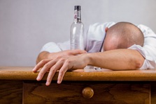 Silnice mu byla malá! Opilý řidič boural u Jemnice, v krvi měl skoro 3 promile Silnice mu byla malá! Opilý řidič boural u Jemnice, v krvi měl skoro 3 promile