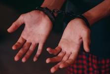 Vytrhal kamennou dlažbu, ukradl koše. V Jemnici řádil neznámý vandal