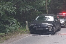 Opilý řidič v Budějovicích nevybral zatáčku a zranil spolujezdkyni. Na místě přišel o řidičák